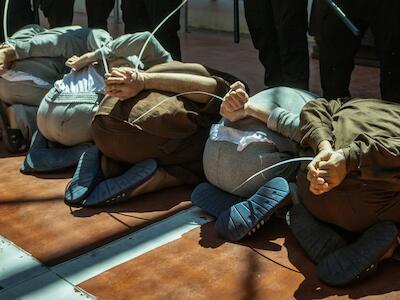 Prisioneros palestinos detenidos en la prisión israelí de Ofer, cerca de Jerusalén, en la Cisjordania ocupada, el 28 de agosto de 2024. / Chaim Goldberg/Flash90