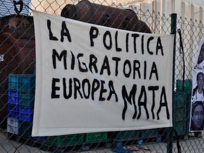 Una pancarta colocada por el movimiento Tanquem Els CIE. / Tanquem Els CIE