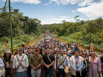 Líderes y lideresas de diferentes nacionalidades indígenas de la amazonía encabezan la marcha en Puyo, Ecuador, este viernes. KAREN TORO