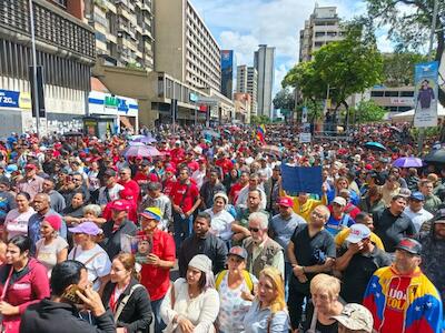 População venezuelana protesta em Caracas neste domingo (4) contra ação imperialista estadunidense | Crédito: Telesur