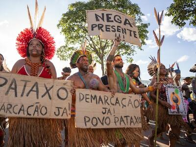 Acampamento Terra Livre 2024, em Brasília (DF): povo Pataxó relembra a liderança Nega Pataxó Hã-Hã-Hãe, assassinada em janeiro de 2024 por fazendeiros. Foto: Tiago Miotto/Cimi