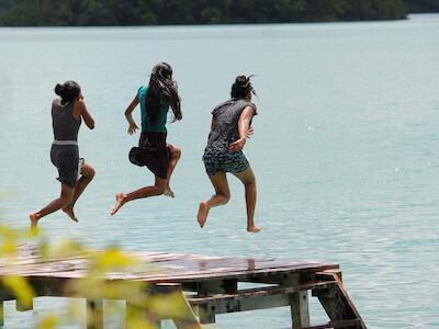 Foto: Jóvenes mayas disfrutan la Laguna de Huay-Pix, que se encuentra en el extremo sur de Quintana Roo, y forma un gran sistema lagunar junto a la Laguna de Bacalar y al río Hondo. Enero, 2021. (Haizel de la Cruz)