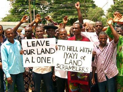 Protesta contra la empresa de plantaciones Okomu Oil Palm Oil en Nigeria. (Foto: Okpamakhin Initiative)