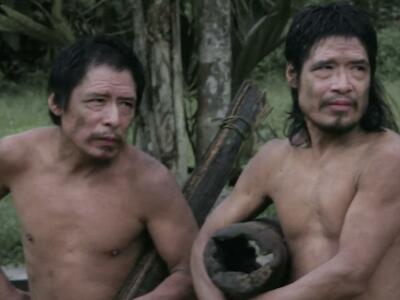 Tamandua y Baita, sobrino y tío piripkuras, fotografiados durante un encuentro con una unidad de la FUNAI. Ambos han tenido interacciones esporádicas con el equipo local de la FUNAI, pero han regresado a la selva para vivir en ella. Su territorio está protegido por las restricciones de uso de tierras, pero corre el riesgo inminente de ser invadido por madereros y acaparadores.