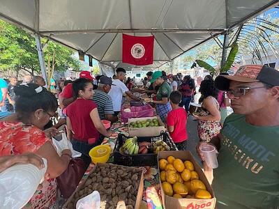 Festa Camponesa da via Campesina reuniu movimentos sociais, organizações aliadas e população em volta da mesma mesa