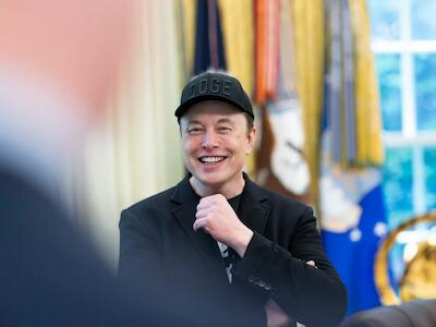 Elon Musk en el despacho oval con una gorra de DOGE, organismo que recortó las ayudas de la USAID. Fuente: Casa Blanca.