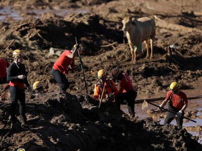 Foto: AJ+ Español - Rescatistas buscan sobrevivientes en Brumadinho, Minas, Brasil