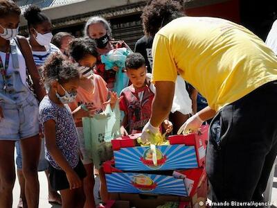 Distribuição de alimentos em Paraisópolis. Nos últimos meses de 2020, 19 milhões de brasileiros passaram fome. Foto: Fernando Bizerra