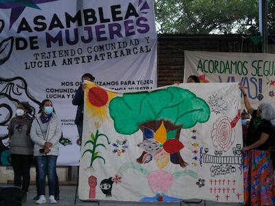 Asamblea de mujeres tejiendo comunidad y lucha antipatriarcal