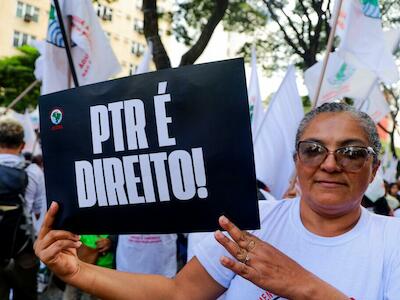 Canaã da Silva Farias, atingida da cidade de Juatuba (MG), em ato na cidade de Belo Horizonte, contra o corte do Programa de Transferência de Renda (PTR).Foto: Nívea Magno / MAB 