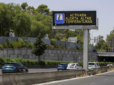 - Foto de David F. Sabadell. Cartel informativo sobre una autovía informando de la alerta por altas temperaturas en Madrid.