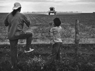 Con la soja al cuello. Avance de la dependencia agrícola al paquete transgénico altamente tóxico en Paraguay