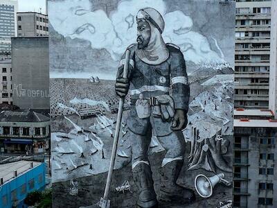 Mundano (Brasil), O Brigadista da Floresta [El brigadista forestal], 2021. Un mural de 46 metros de altura hecho de las cenizas recogidas de cuatro biomas brasileños devastados por incendios. Relectura de O Lavrador de Café [El labrador cafetero] (1934), de Cândido Portinari.