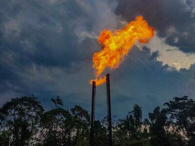 - Cifras oficiales de Petroecuador indican 145 mecheros eliminados a junio de 2024. Foto: UDAPT.