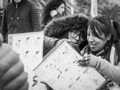 Mili e Hilda en el "Contra Seminario del litio: el Seminario de los Pueblos", organizado en respuesta al “Seminario Internacional: Litio en la Región de Sudamérica” que se realizó hace un tiempo en Argentina. Foto: Marianela Gamboa