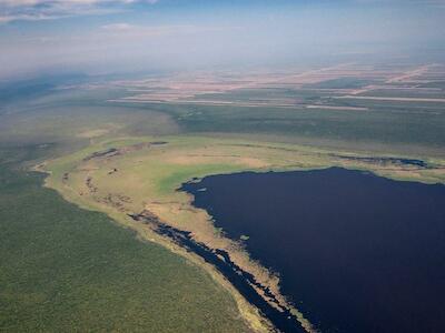 Vista aérea de la laguna Concepción demuestra el nivel de deforestación que rodea a esta área protegida. La denominación de sitio Ramsar no es suficiente para su protección. Foto: Observatorio del Bosque Chiquitano/FCBC.