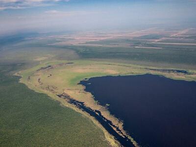 Vista aérea de la laguna Concepción demuestra el nivel de deforestación que rodea a esta área protegida. La denominación de sitio Ramsar no es suficiente para su protección. Foto: Observatorio del Bosque Chiquitano/FCBC.