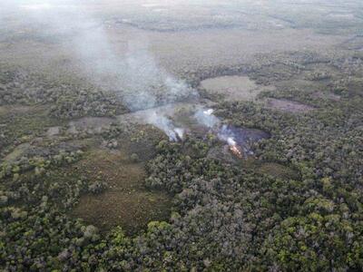 A espaldas de la zona arqueológica de Kohunlich se registró un significativo incendio entre la selva que resiste ante el avance de la frontera agrícola. Durante los meses de mayo y junio diversos incendios arden a su alrededor, impactando zonas forestales de gran importancia. El cultivo de caña es una de las principales actividades económicas de la región, pero las consecuencias ambientales son devastadoras. Foto: Robin Canul.