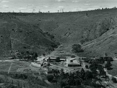 Granja Bulcão, propiedad de la familia de Salgado, en el valle de Río Dulcce, Minas Gerais, Brasil, antes de la reforestación. Foto de Sebastião Salgado, usada con autorización.