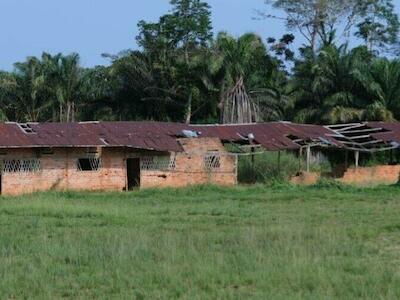 Escuela construida por la empresa Safbois en la zona de Yafunga, territorio de Isangi. Foto de Malenga Byobe, utilizada con autorización.