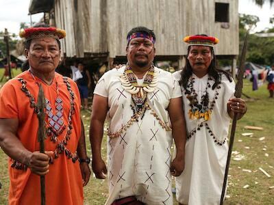 Presidente de la nacionalidad siekopai Justino Piaguaje (en el centro) junto a líderes siekopai en Lagartococha (Pëkë’ya), en la Amazonia en la frontera entre Perú y Ecuador. Foto: Amazon Frontlines.