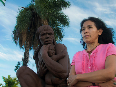 Ruth Alipaz, de 53 años y miembro del pueblo San José de Uchupiamonas, ha sufrido acoso e intimidación por defender su territorio de los proyectos hidroeléctricos. Foto: Flor Ruiz.