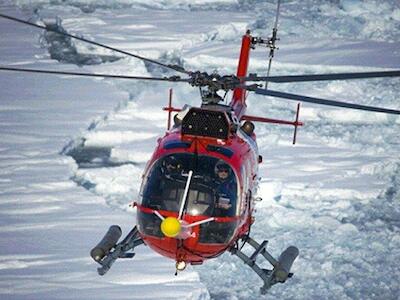 Un helicóptero sobrevuela el Ártico, donde se los nuevos récords de temperaturas y el deshielo de los glaciares ya ha dejado una huella palpable del efecto que tienen estas en nuestro planeta. Foto: Organización Meteorológica (OMM)
