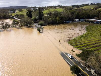 Inundación a orillas del río Russian en Westside Road. Healdsburg, condado de Sonoma, California. 27 de febrero de 2019. Foto: s_gibson/ iStock