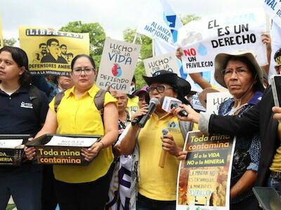 - Ciudadanos, ambientalistas, estudiantes y religiosos se han movilizado contra la ley de minería. Foto: cortesía de la Asociación de Desarrollo Económico y Social (ADES)