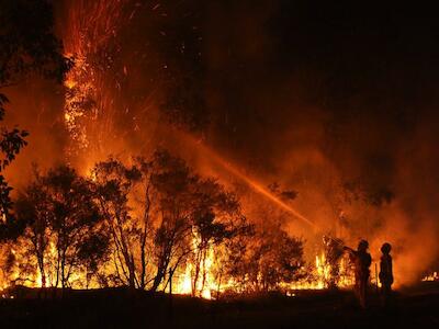 Bombeiros tentam apagar um incêndio florestal perto da cidade de Aberdare, no País de Gales. Foto: Jeff Walsh, Cass Hodge/ Quarrie Photography