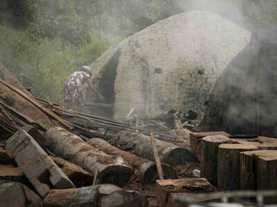 Trabalhador em carvoaria ilegal na área rural de Moju (PA). Crédito: Fernando Martinho