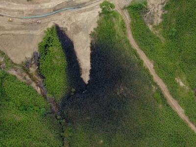 Punto exacto del rompimiento en una de las tuberías del Sistema de Oleoducto Transecuatoriano (SOTE), en el sector El Vergel, provincia de Esmeraldas, Ecuador. Esta imagen fue tomada a una semana del derrame. Foto: cortesía Manuel Avilés / Revista Vistazo