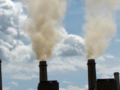 - Banco Mudial/Lundrim Aliu. La región de América Latina y el Caribe arroja a la atmósfera 371 millones de toneladas métricas de dióxido de carbono por el consumo de madera y carbón.