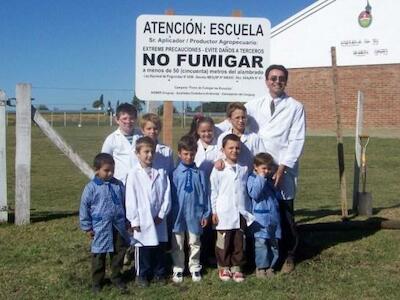 Fumigar escuelas rurales bajo el discurso de buenas prácticas agropecuarias