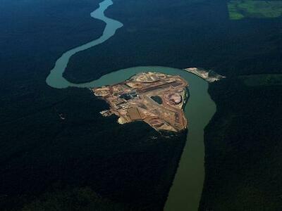 Vista aérea de un sitio de construcción de una central hidroeléctrica ubicada en el río Teles Pires, cerca de la ciudad de Alta Floresta, en Pará. A pesar de los alarmantes impactos socioambientales, el gobierno federal está considerando construir tres grandes represas en el Amazonas. Imagen: REUTERS/Alamy