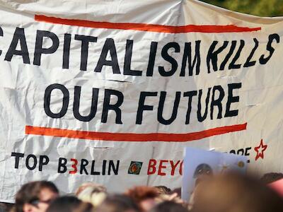 Pancarta con la leyenda ‘El capitalismo mata nuestro futuro’ en una manifestación de Fridays for Future en Berlín el 20 de septiembre de 2019. Shutterstock / anokato