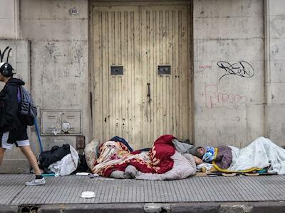 La pobreza fue del 31,6% en el primer semestre y alcanza al 45,4% de las infancias