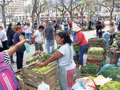 Los feriazos, como éste en plaza Once, son armados con lo mínimo: la mercadería y sus productores.  Imagen: Jorge Larrosa