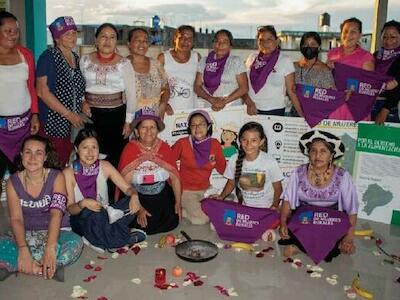 Grupos de mujeres, niñas y jóvenes que protestan e impugnan los mecheros en los territorios amazónicos del Ecuador. Foto: Alex Naranjo