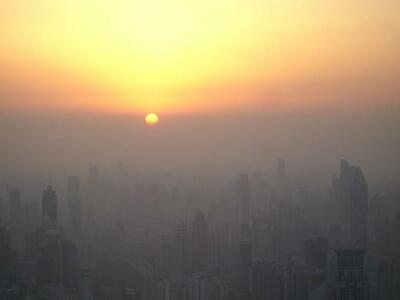 Nube de contaminación sobre la ciudad china de Shanghai. 2008.  SUICUP