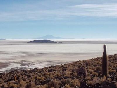 El salar de Uyuni, en Potosí, Bolivia, es el más grande del mundo. Tras años de gestión nacional, ahora son las empresas internacionales las que buscan hacerse cargo de la industrialización del litio en el país. Imagen: Ernst Udo Drawert / Dialogue Earth