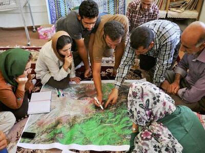 Determinar el alcance de los territorios de vida mediante mapeo participativo en Irán. Foto: CENESTA.