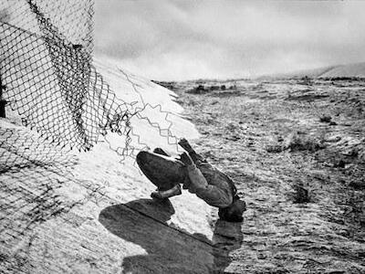 Estirando la frontera, Tijuana, 1989. Foto: Antonio Turok