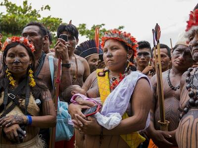 Foto de portada: María Leusa Munduruku (centro) durante la Caravana del Agua en Tapajós. Foto: Ana Mendes/Amazônia Real, 2016