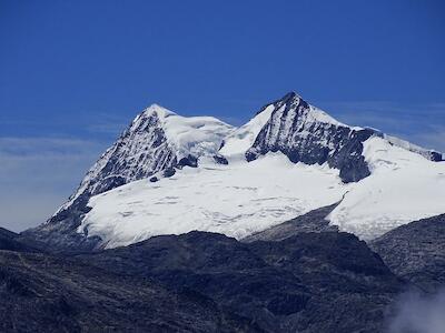 - Los glaciares se amontonan como si fueran nubes en las cimas de la Sierra Nevada de Santa Marta. Imagen cortesía de Fundación Antelopus.