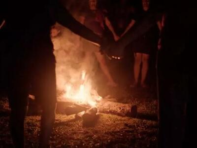 Ka'apor jugando en la hoguera por la noche en la Amazonia brasileña (Foto: WRM)
