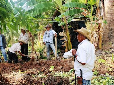 - Resguardo indígena pijao, comunidad de Ilarquito, Coyaima. Construyendo un huerto circular como alternativa para enfrentar el cambio climático. Proyecto liderado por el Grupo Semillas. Foto: Viviana Sánchez Prada.