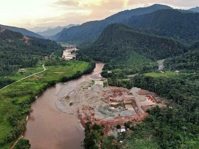 Deforestación y degradación causada por la minería en la cuenca alta del río Nangaritza, Ecuador. Foto: Alejandro Arteaga.