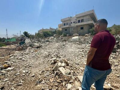 "Esta casa tenía 250 m2 y era el hogar de mi familia. El 14 de mayo fue demolida sin previo aviso. Todos los ahorros de mi vida estaban aquí. Ahora no tengo nada", dice Maher Ubayat, residente de la aldea de Kisan. © MSF