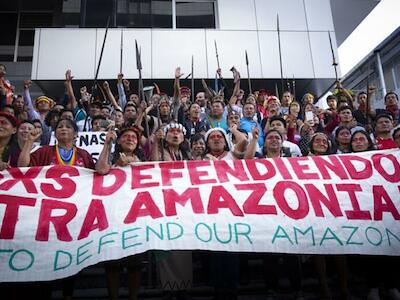 Representantes de pueblos indígenas en Ecuador protestan contra la extracción petrolera en la Amazonía. Foto: Amazon Frontlines